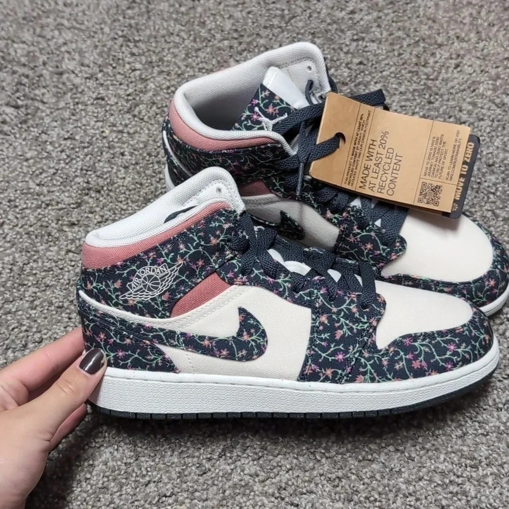 Air Jordan 1 Mid - Picture 1 of 7